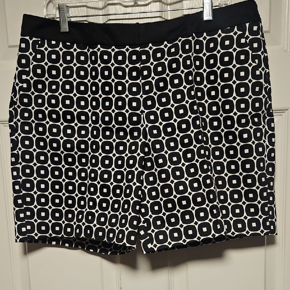 Worthington Geometric Print Shorts - Picture 1 of 8